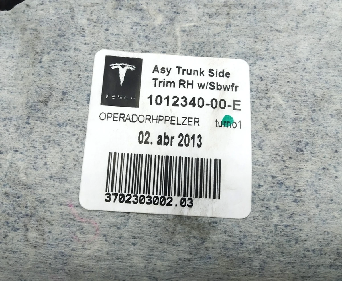 4 Отделка багажника боковая правая под сабвуфер без лампы с повреждением Tesla model S, model S REST 1025980-00-C