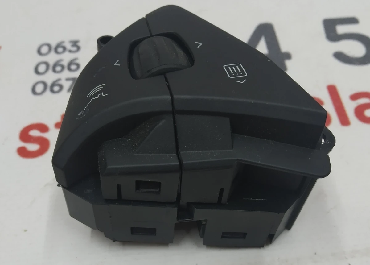 1 Кнопка переключения (на руле) правая Tesla model X, model S REST 1013242-00-H