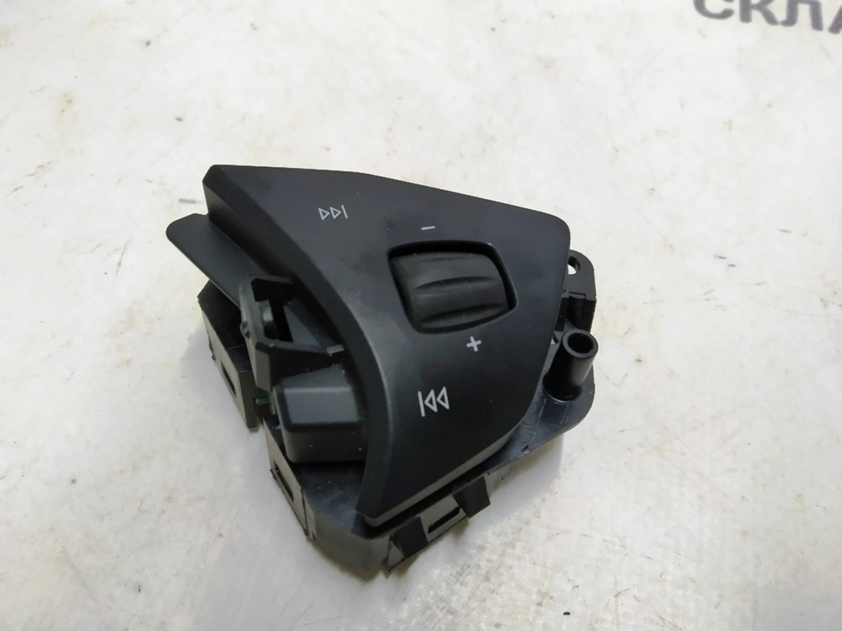 1 Кнопка переключения (на руле) левая Tesla model S REST 1013242-00-H