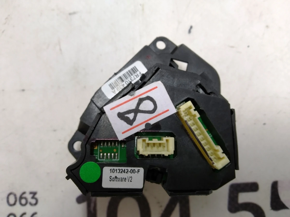 1 Кнопка переключения (на руле) правая Tesla model X, model S REST 1013242-00-H