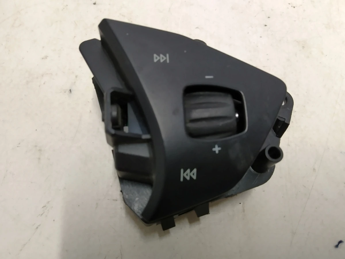 1 Кнопка перемикання (на кермі) ліва (з пошкодженнями) Tesla model X 1013242-00-H