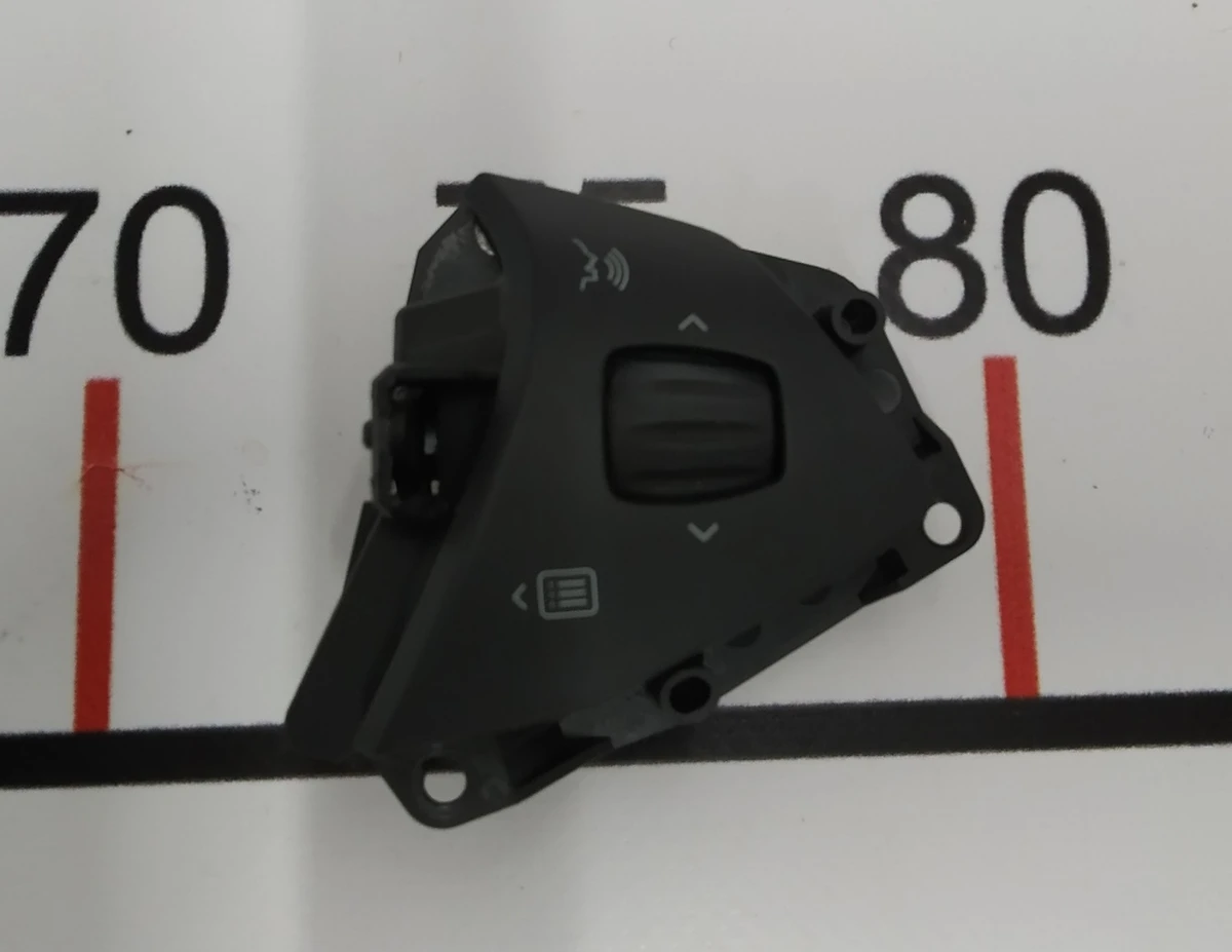 1 Кнопка переключения (на руле) правая Tesla model X S REST 1013242-00-H