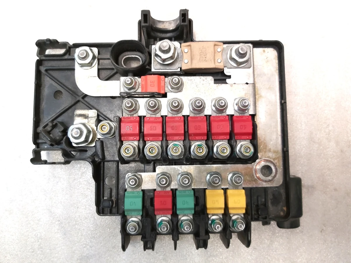 3 Блок запобіжників Tesla model S 1013272-00-F