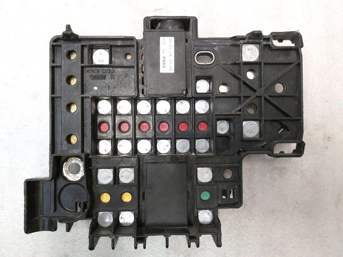 3 Блок запобіжників Tesla model S 1013272-00-F