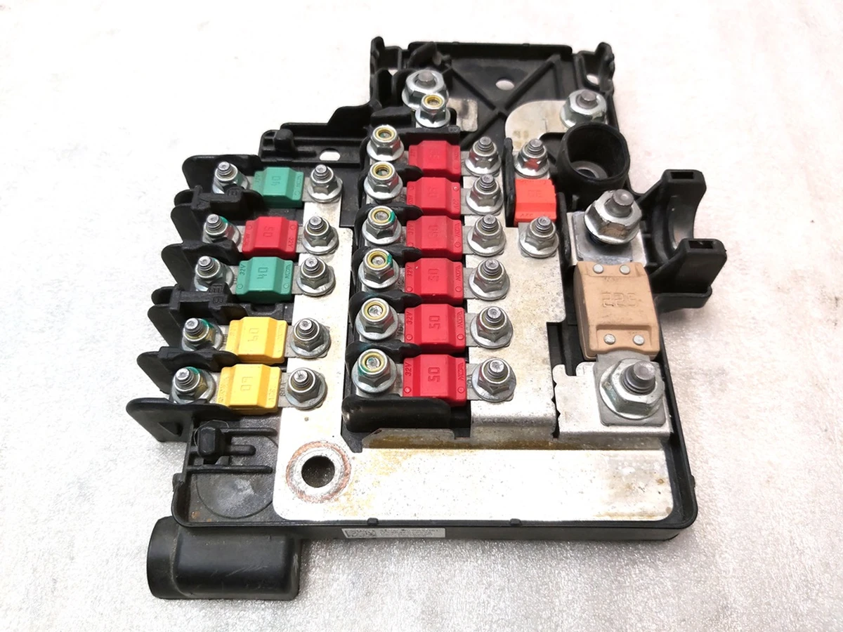 3 Блок запобіжників Tesla model S 1013272-00-F