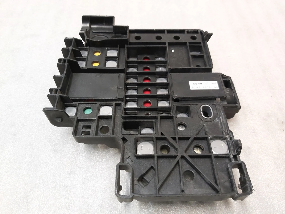 3 Блок запобіжників Tesla model S 1013272-00-F