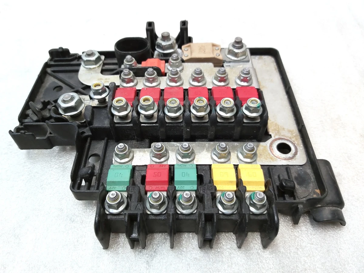 3 Блок запобіжників Tesla model S 1013272-00-F