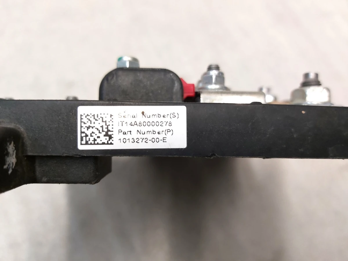 3 Блок запобіжників Tesla model S 1013272-00-F