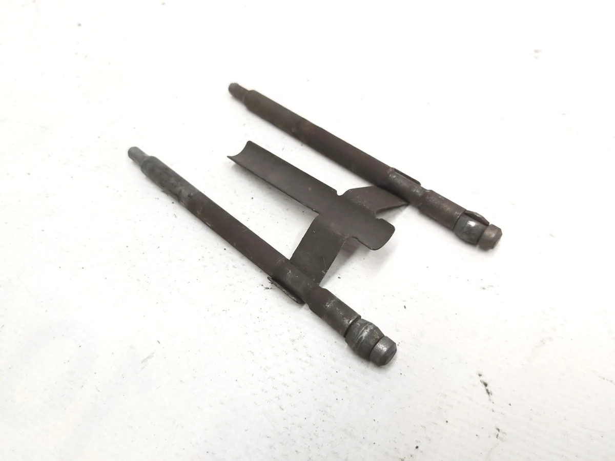 Комплект скоби притискної та штифтів супорта гальма стоянки Tesla model S, model S REST 1013298-00-A