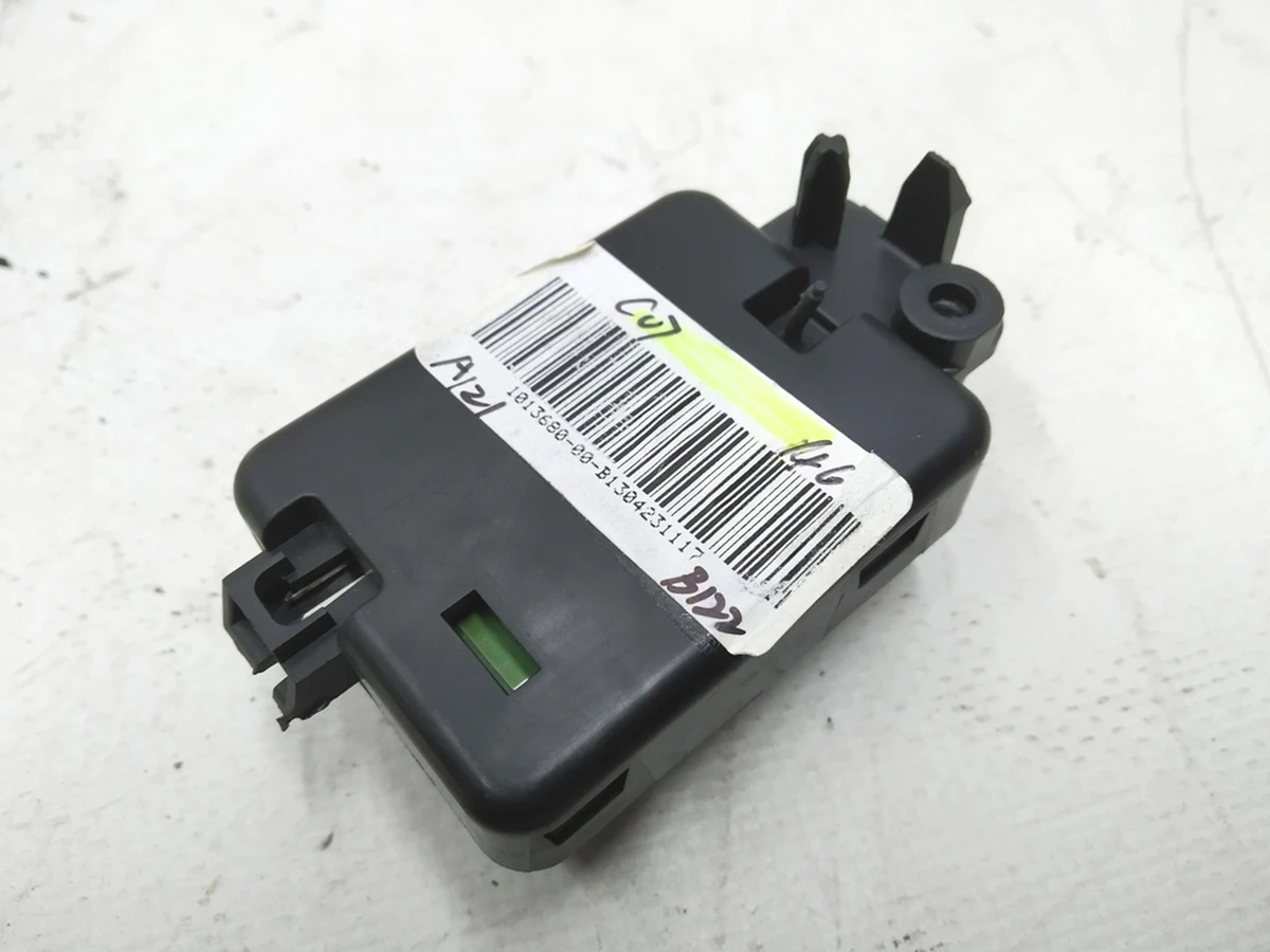 5 Ліхтар підсвічування салону передній правий Tesla model S, model S REST 1013680-00-C