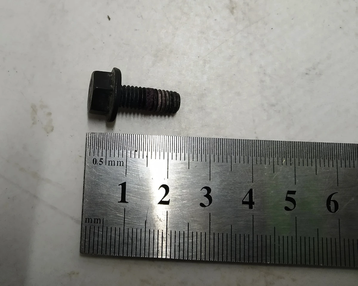 28 SCR, HEX, M6X16 Tesla Model X 1014179-00-A