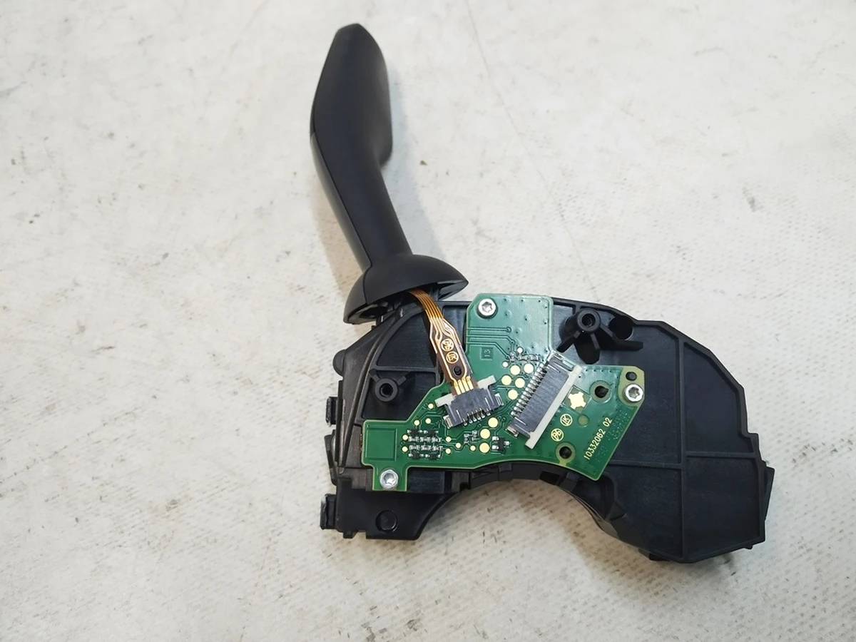 Перемикач світла та очищення скла у рульовій колонці Tesla model 3 1097662-00-N