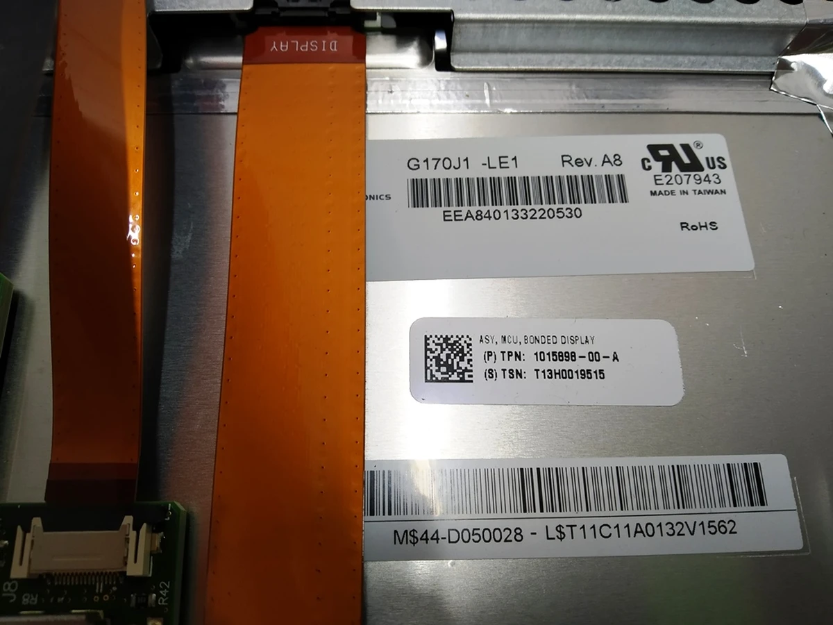 1 Дисплей с тачскрином и платой управления в сборе с повреждением Tesla model X S REST 1015898-00-A