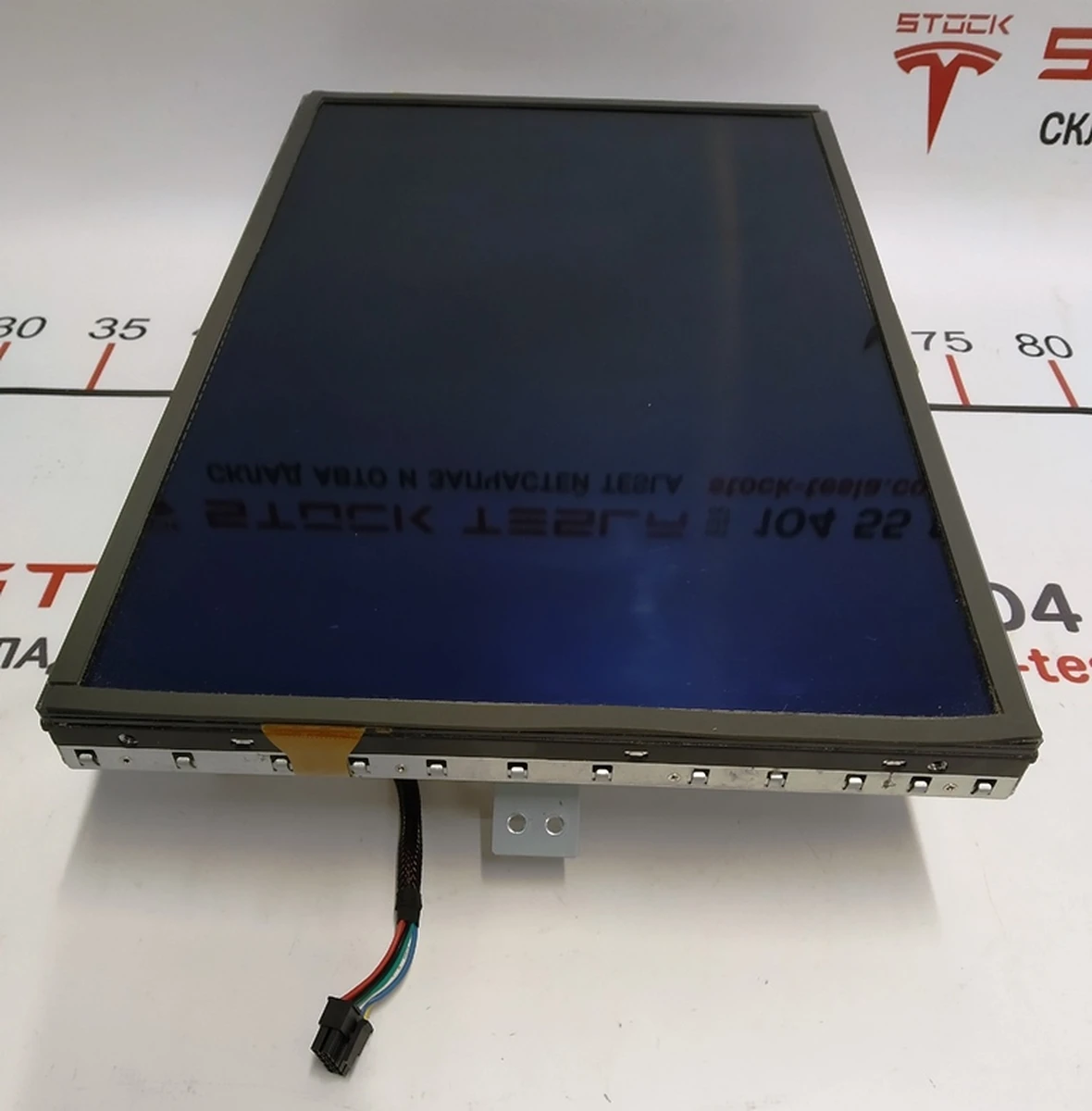 1 Дисплей с тачскрином и платой управления в сборе с повреждением Tesla model X S REST 1015898-00-A