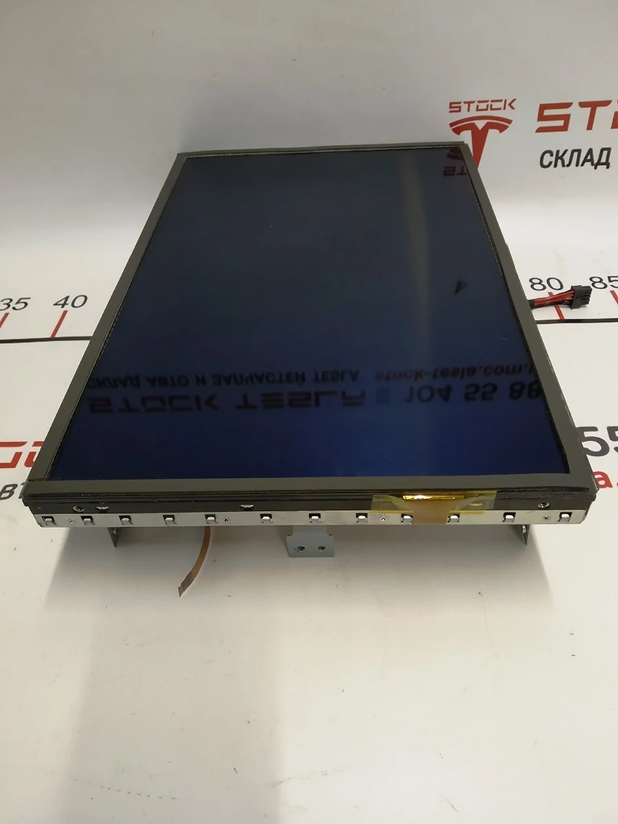 1 Дисплей с тачскрином и платой управления в сборе с повреждением Tesla model X S REST 1015898-00-A