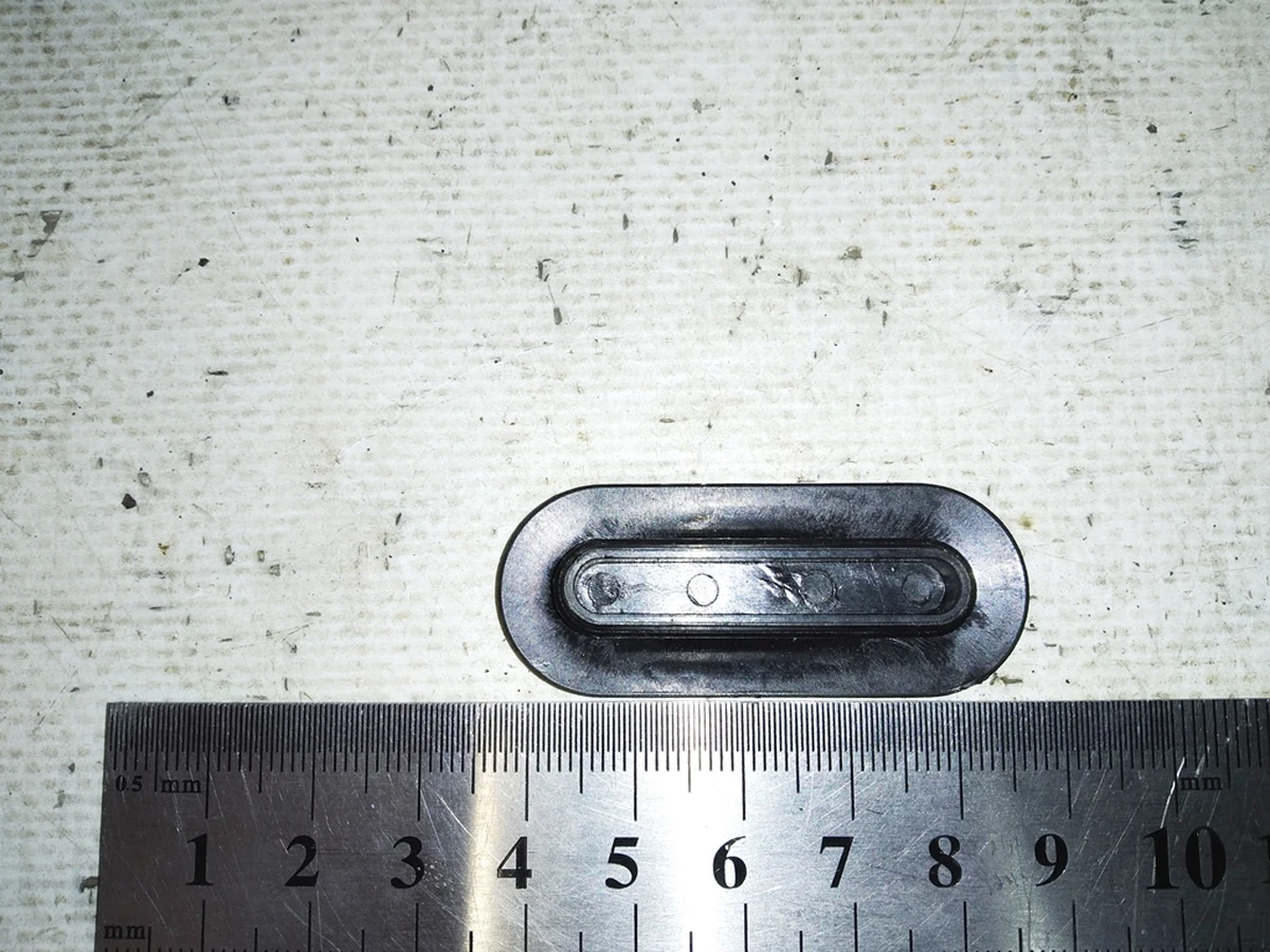 9 Заглушка капота пластиковая декоративная черная 1.5x0.32,LDPE, BLACK Tesla Model 3, Model Y 1016039-00-A