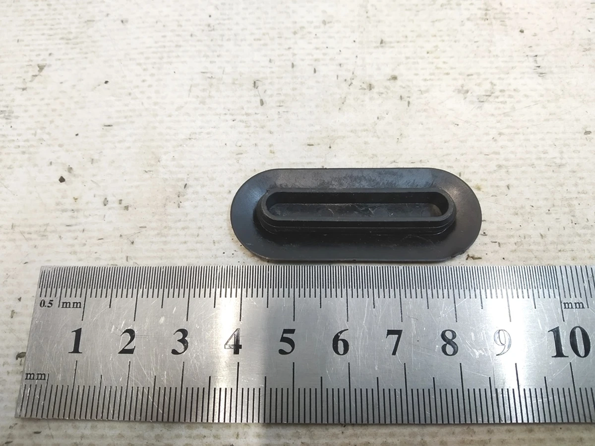 9 Заглушка капота пластиковая декоративная черная 1.5x0.32,LDPE, BLACK Tesla Model 3, Model Y 1016039-00-A