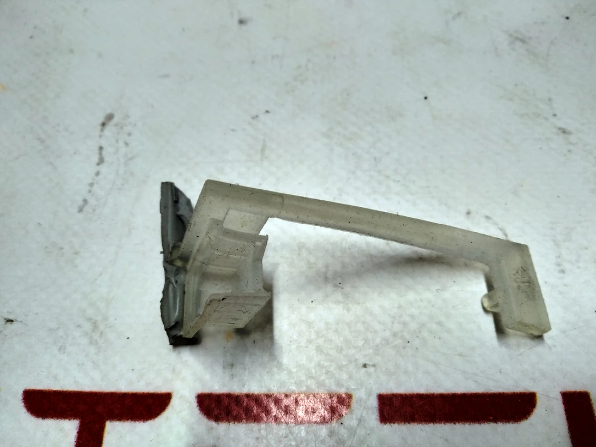 Изолятор силиконовый листа защитного металлического корпуса основной батареи Tesla model S 1016278-00-C