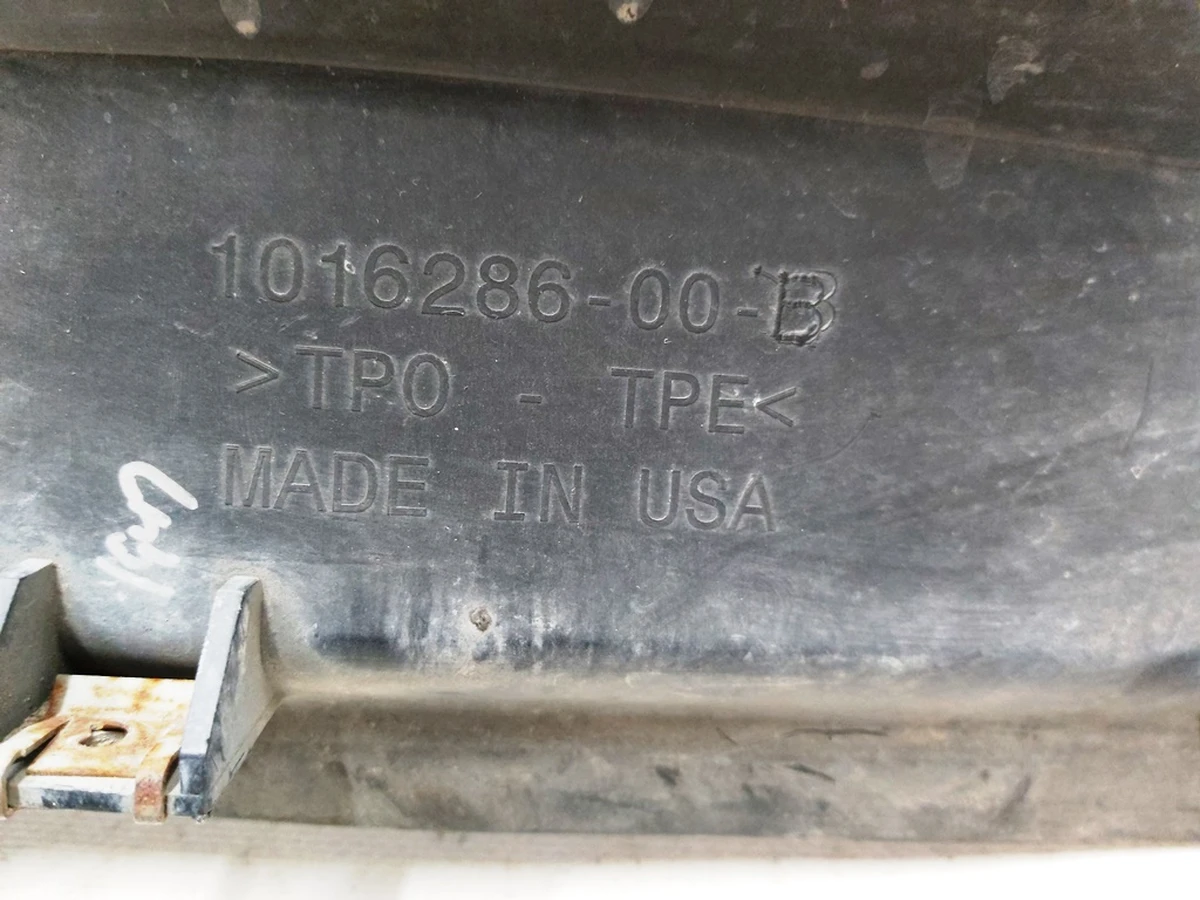 8 Подкрылок передний правый передняя часть RWD с повреждением Tesla model S 1020471-00-E