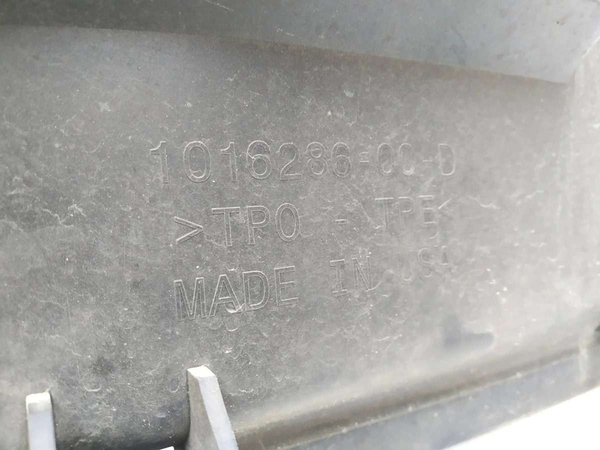 8 Подкрылок передний правый передняя часть RWD (с гнездом парктроника) Tesla model S 1020471-00-E