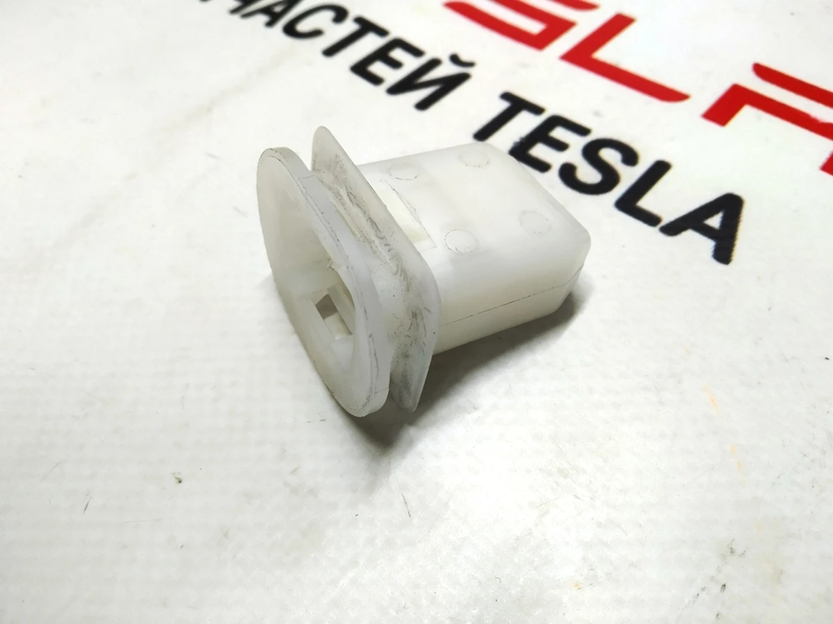 10 Защелка крепления спинки сидений 2-го ряда малая Tesla model S, model S REST 1016823-00-A