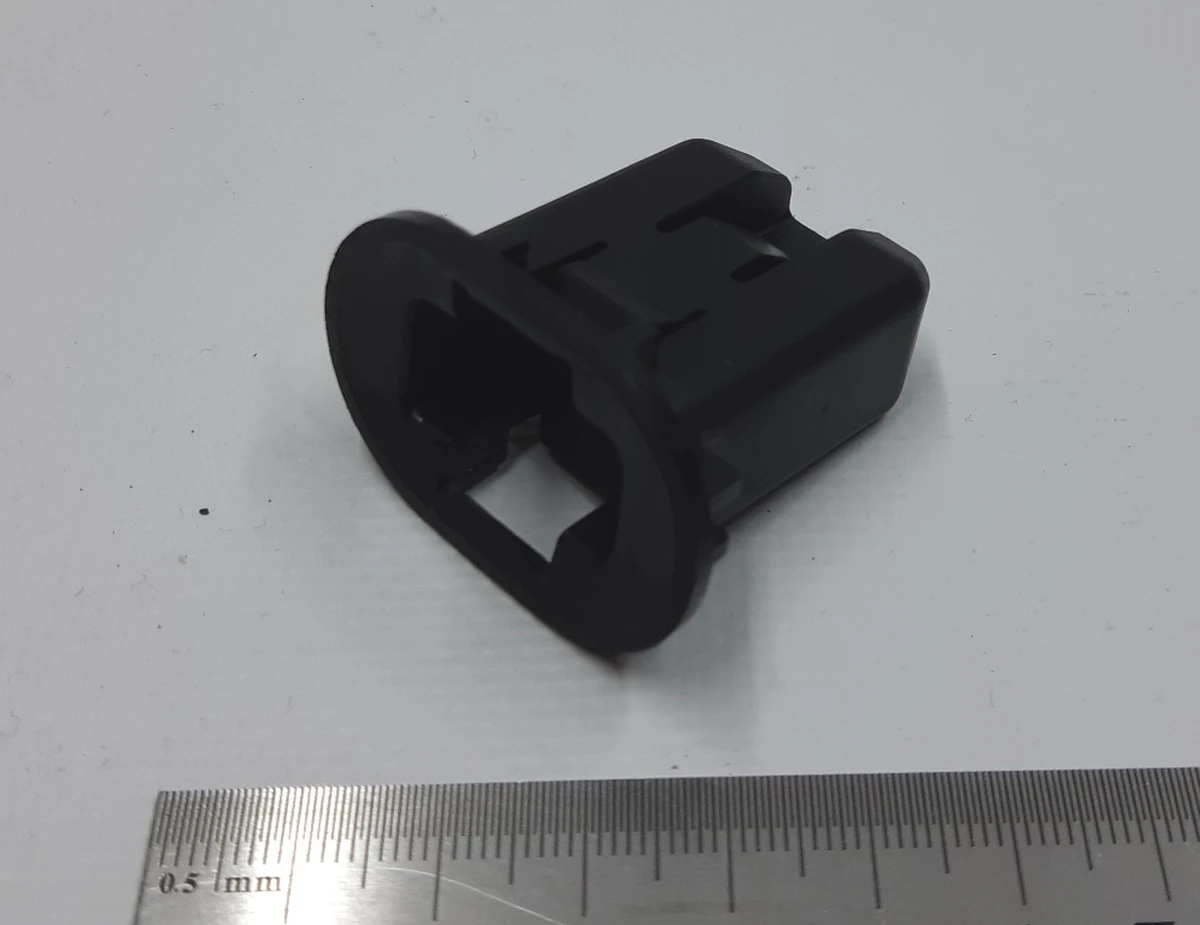 10 Защелка крепления спинки сидений 2-го ряда большая Tesla model S, model S REST 1016824-00-A