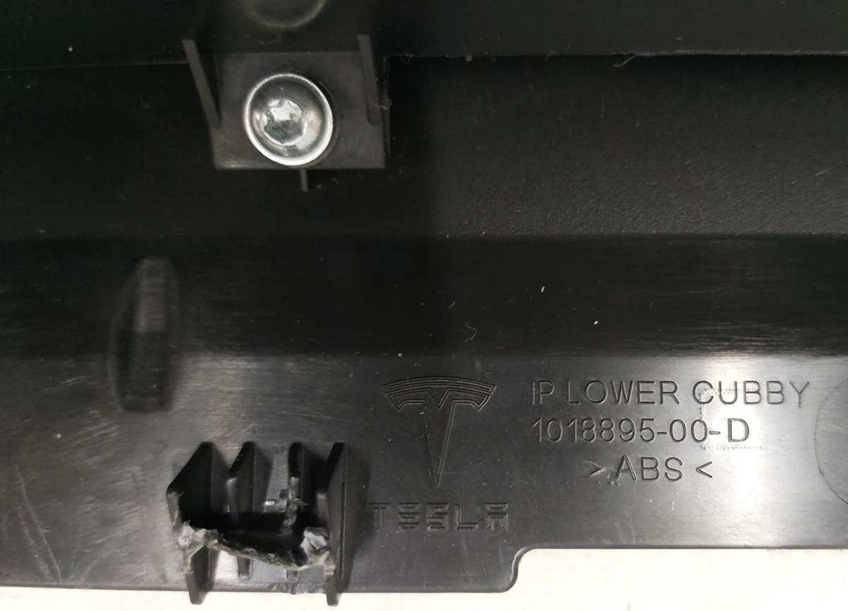 37 Ниша для хранения под монитором без резинового коврика с повреждением Tesla model S, model S REST 1018893-00-E