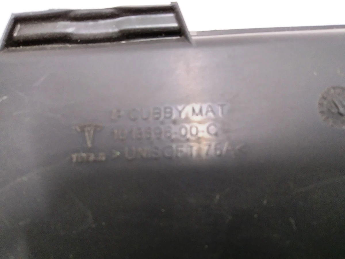 37 Килимок ніші для зберігання під монітором Tesla Model S, Model S REST 1018896-00-C