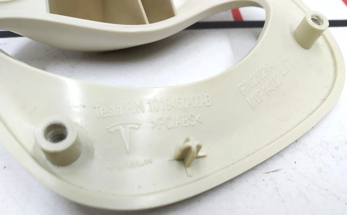 17 Накладка ремня безопасности облицовки стойки B левая Tesla model S, model S REST 1051768-16-C