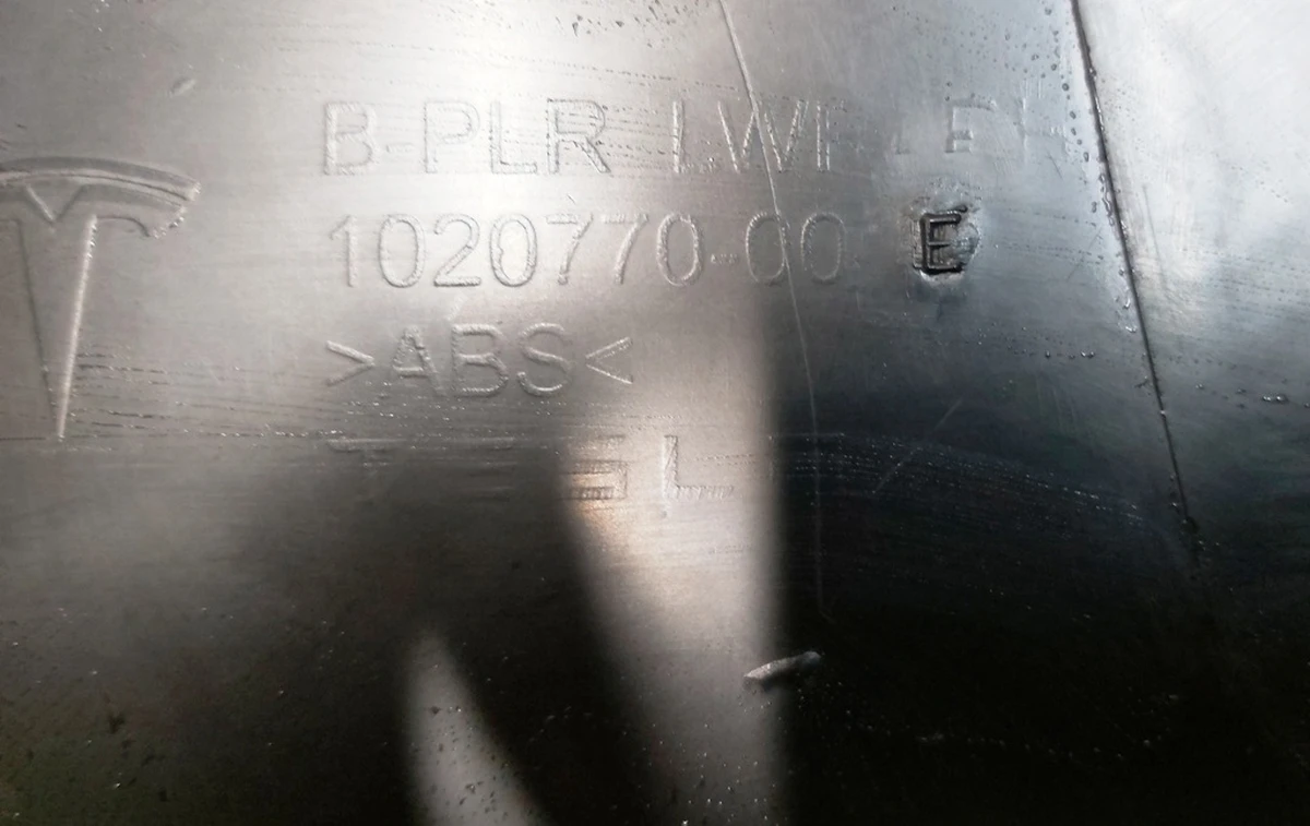 Пластик стойки B нижней правой с повреждением Tesla model S REST 1024686-S2-G