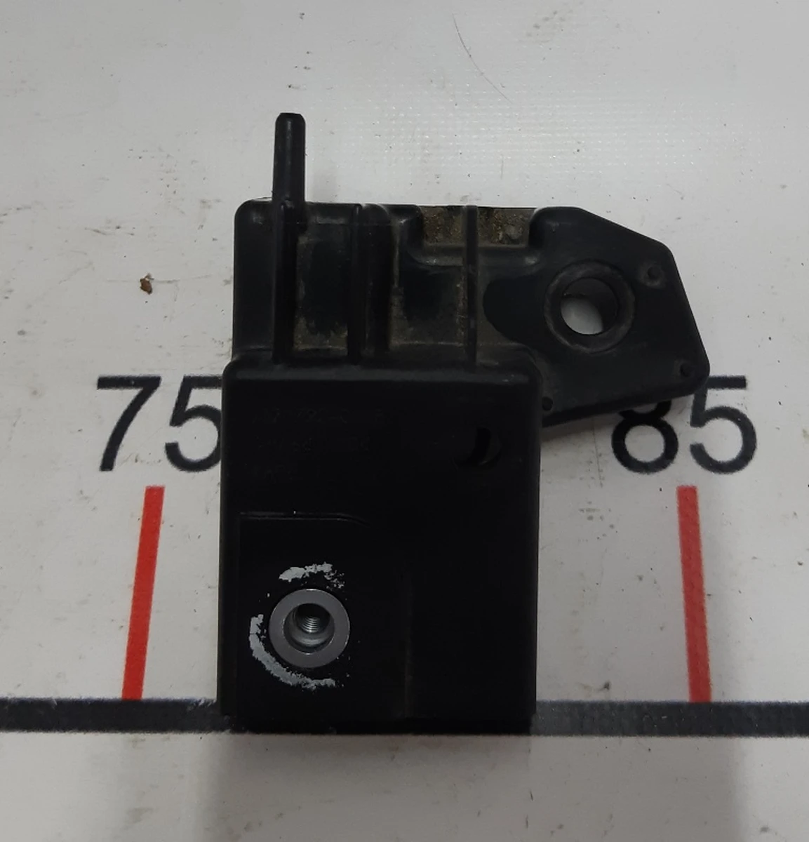 9 Кріплення переднього бампера праве внутрішнє Tesla model S 1061332-00-B