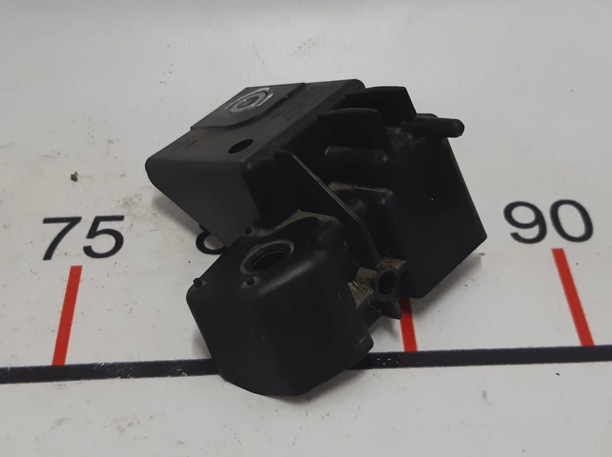 9 Кріплення переднього бампера праве внутрішнє Tesla model S 1061332-00-B