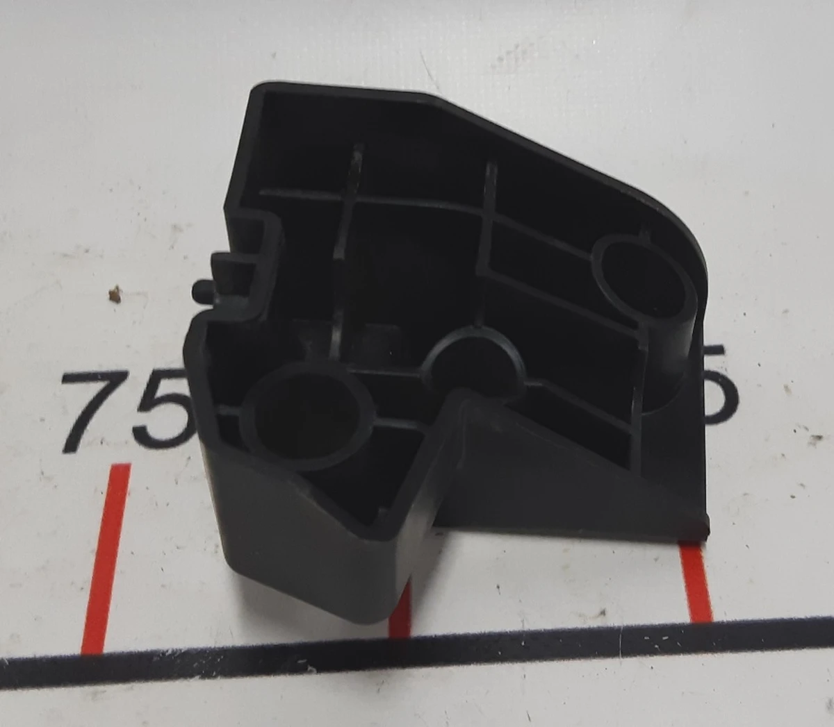 9 Кріплення переднього бампера праве внутрішнє Tesla model S 1061332-00-B