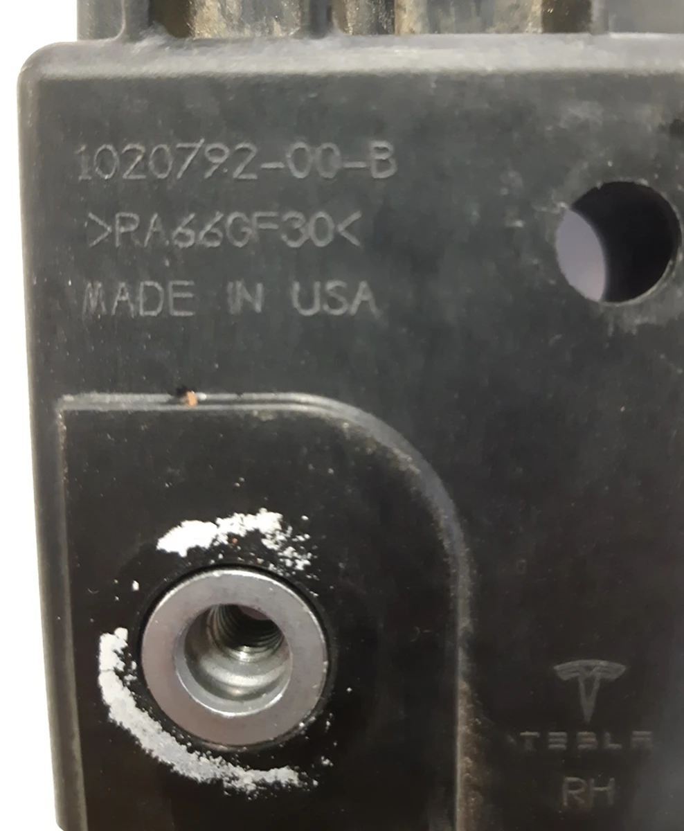 9 Кріплення переднього бампера праве внутрішнє Tesla model S 1061332-00-B