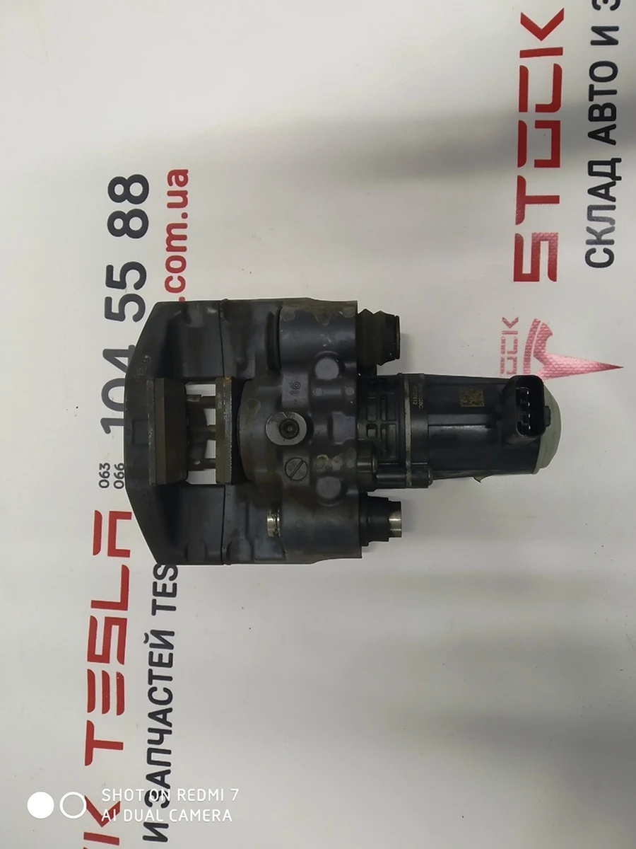 1 Супорт гальма стоянки правий в зборі Tesla model XS REST 1021250-00-F