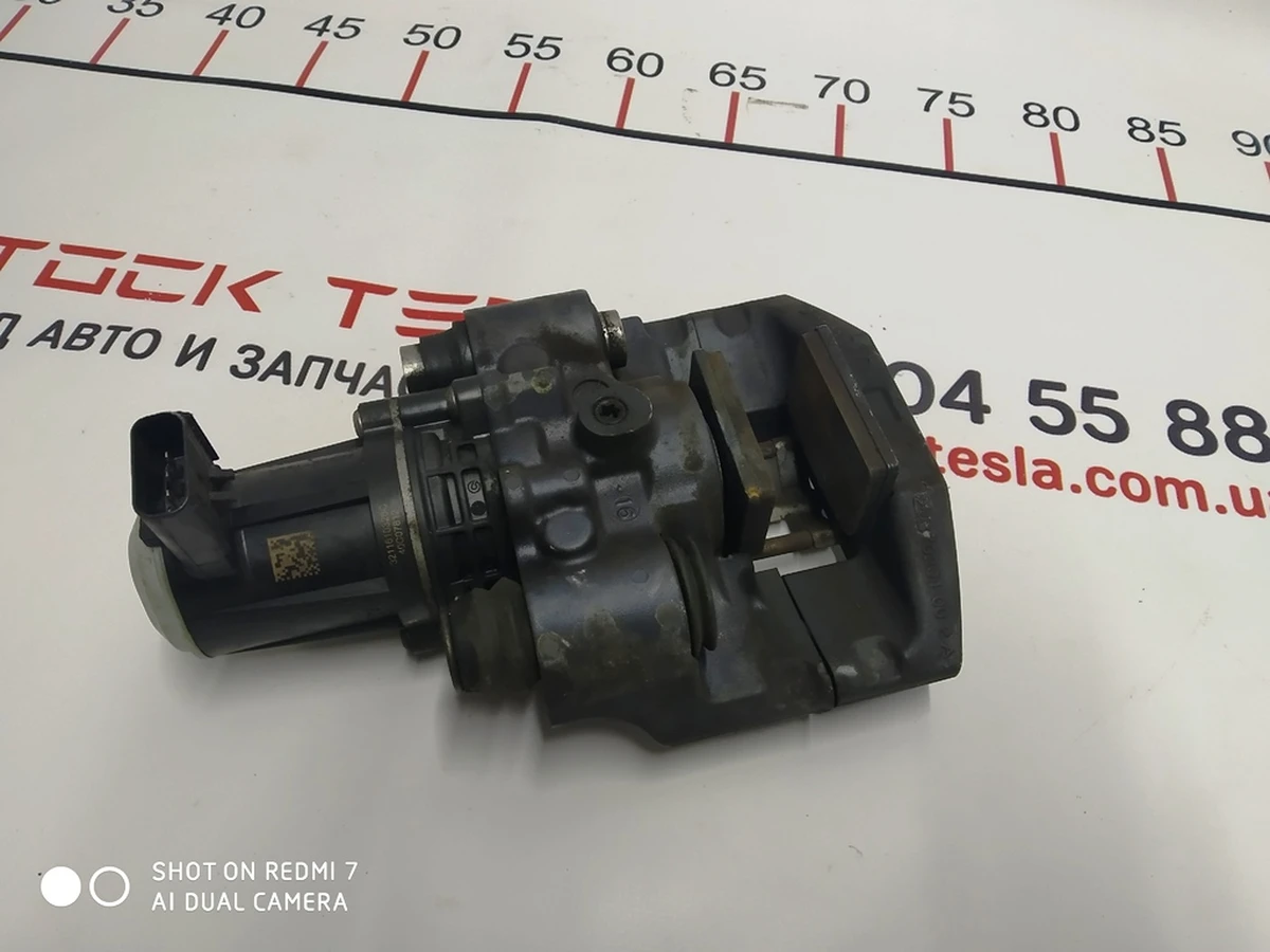 1 Супорт гальма стоянки правий в зборі Tesla model XS REST 1021250-00-F