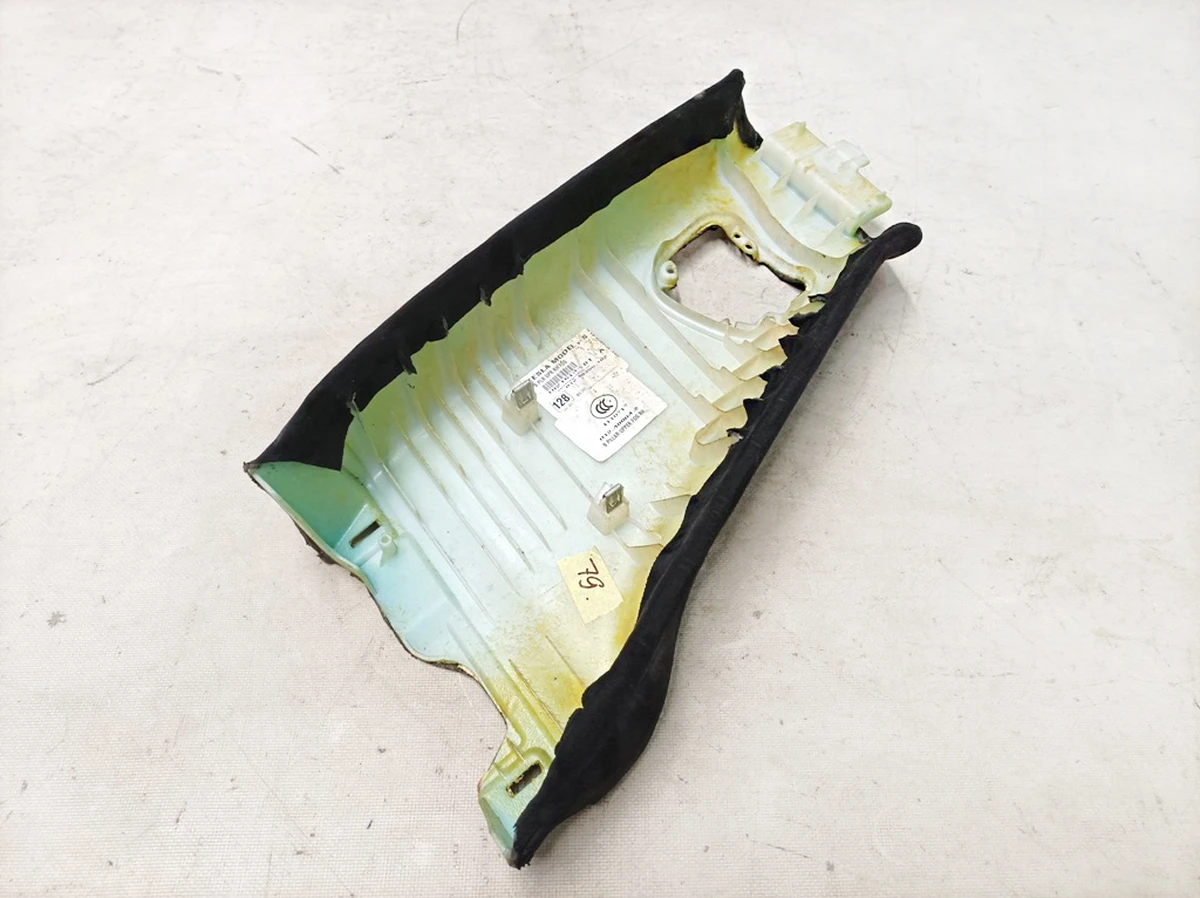 15 Облицювання стійки B верхнє праве ( перетягнуте «велюр» Black ) Tesla model S, model S REST 1021613-01-A