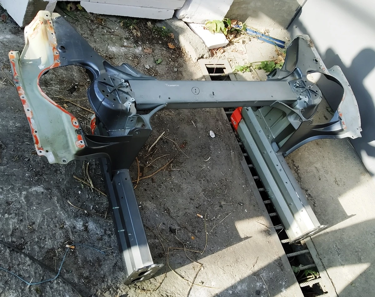 Комплект передних внутенних кузовных панелей (морда) RWD (без полок(пистолетов)) Tesla model S 1021796-S0-C