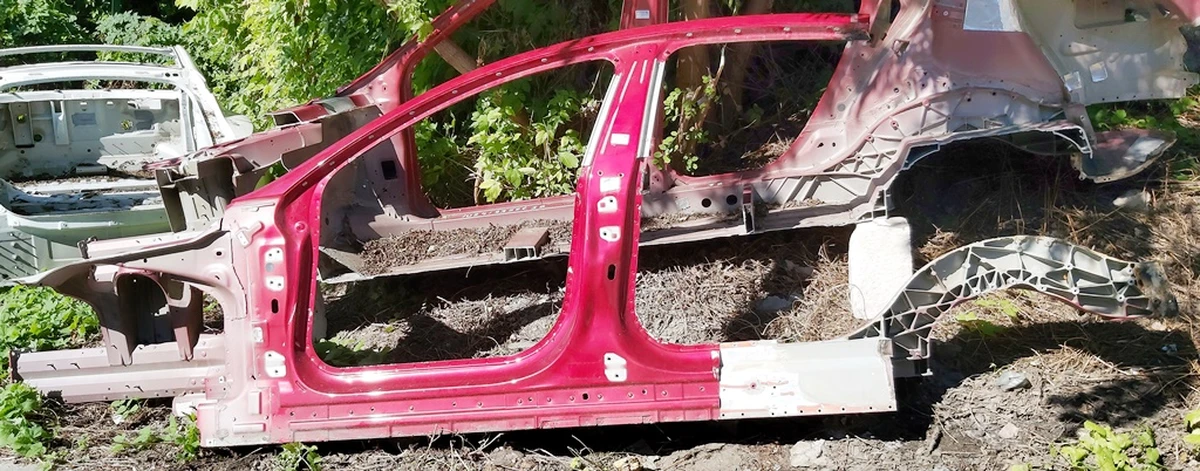 8 Кузов збоку ліву в частковому зборі Tesla model S REST, model S 1021940-S0-B