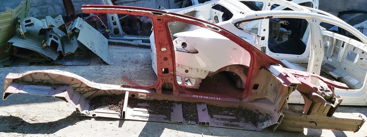 8 Кузов збоку ліву в частковому зборі Tesla model S REST, model S 1021940-S0-B