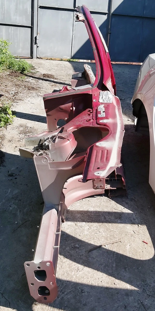 8 Кузов збоку ліву в частковому зборі Tesla model S REST, model S 1021940-S0-B