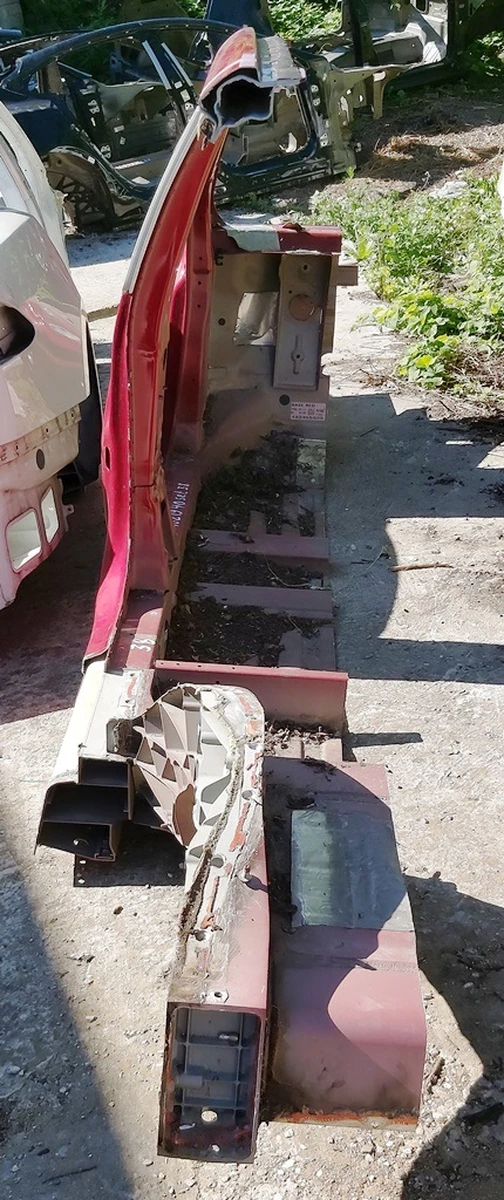 8 Кузов збоку ліву в частковому зборі Tesla model S REST, model S 1021940-S0-B