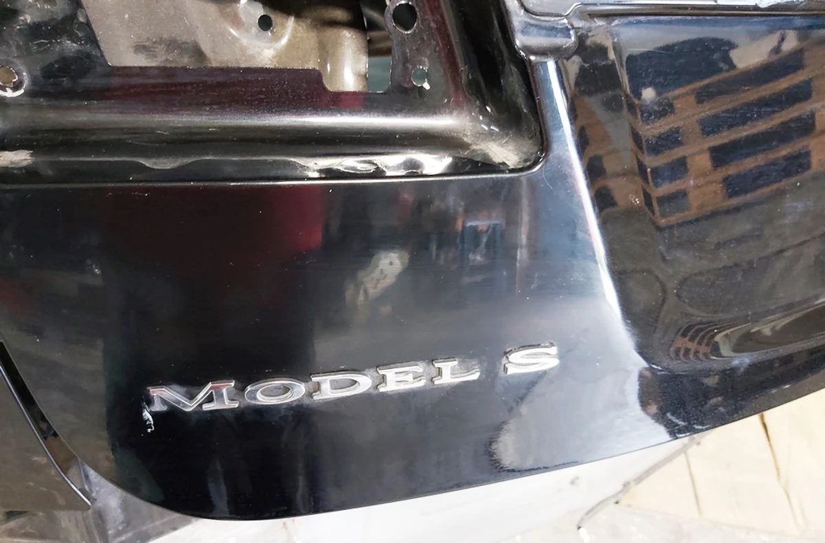 7 Trunk lid (lid) PBSB assembly with damage Tesla model S, model S REST 1023722-E0-A