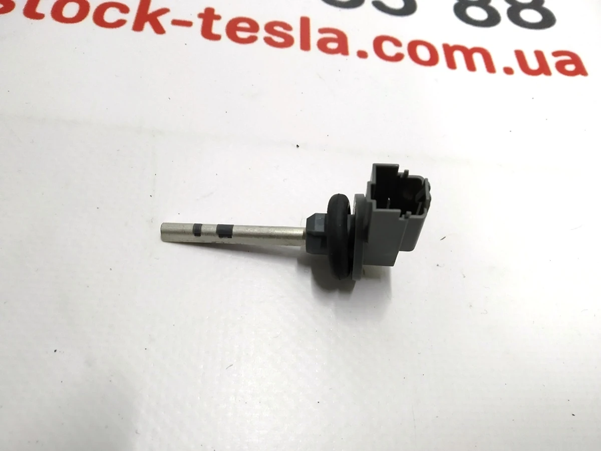 14 Датчик температури вхідного повітря печі задньої в зборі з кільцем ущільнювача Tesla model X 1023883-00-J