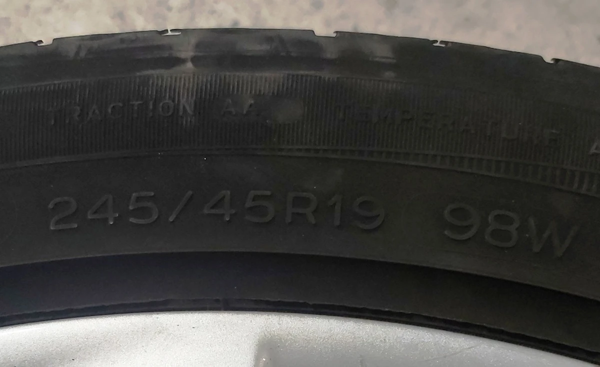 2 Колесо в зборі з пошкодженням (диск 19 * 8.0J шина Michelin Primacy 245/45 R19 датчик TPMS протектор 6,35 мм) Tesla model S 1054045-00-D
