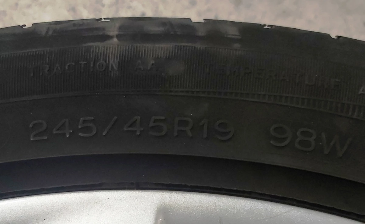 2 Колесо в зборі з пошкодженням (диск 19 * 8.0J шина Michelin Primacy 245/45 R19 датчик TPMS протектор 3,75 мм) Tesla model S 1054045-00-D