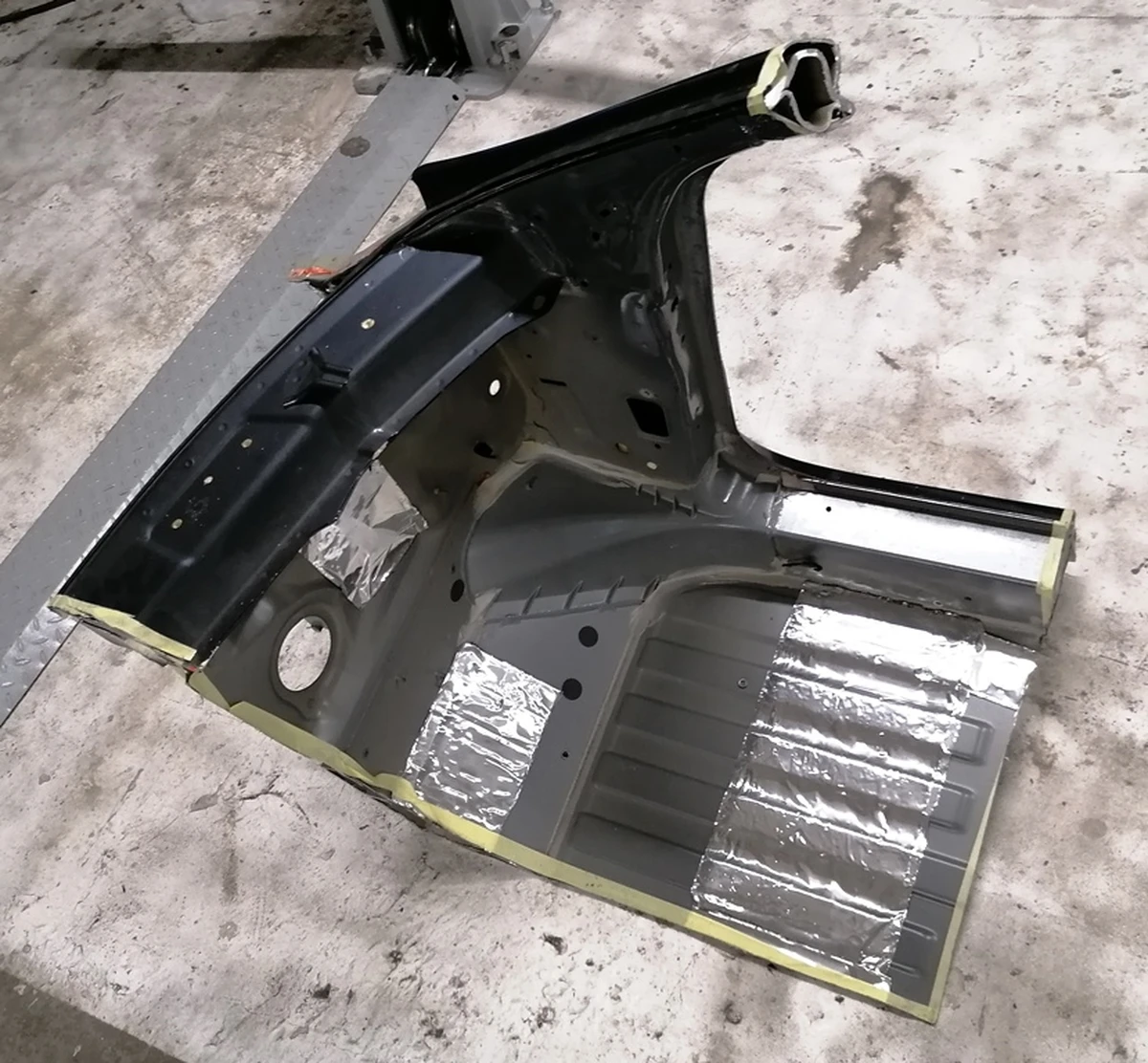 7 Quarter front right pillar A (front) with part of the threshold assembly Tesla model S REST 1024198-S0-B