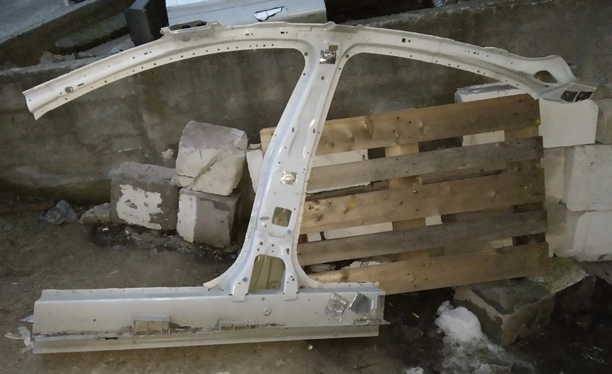 8 Частина порога правих нижніх передніх дверей з VIN Tesla model S REST, model S 1024206-S0-B