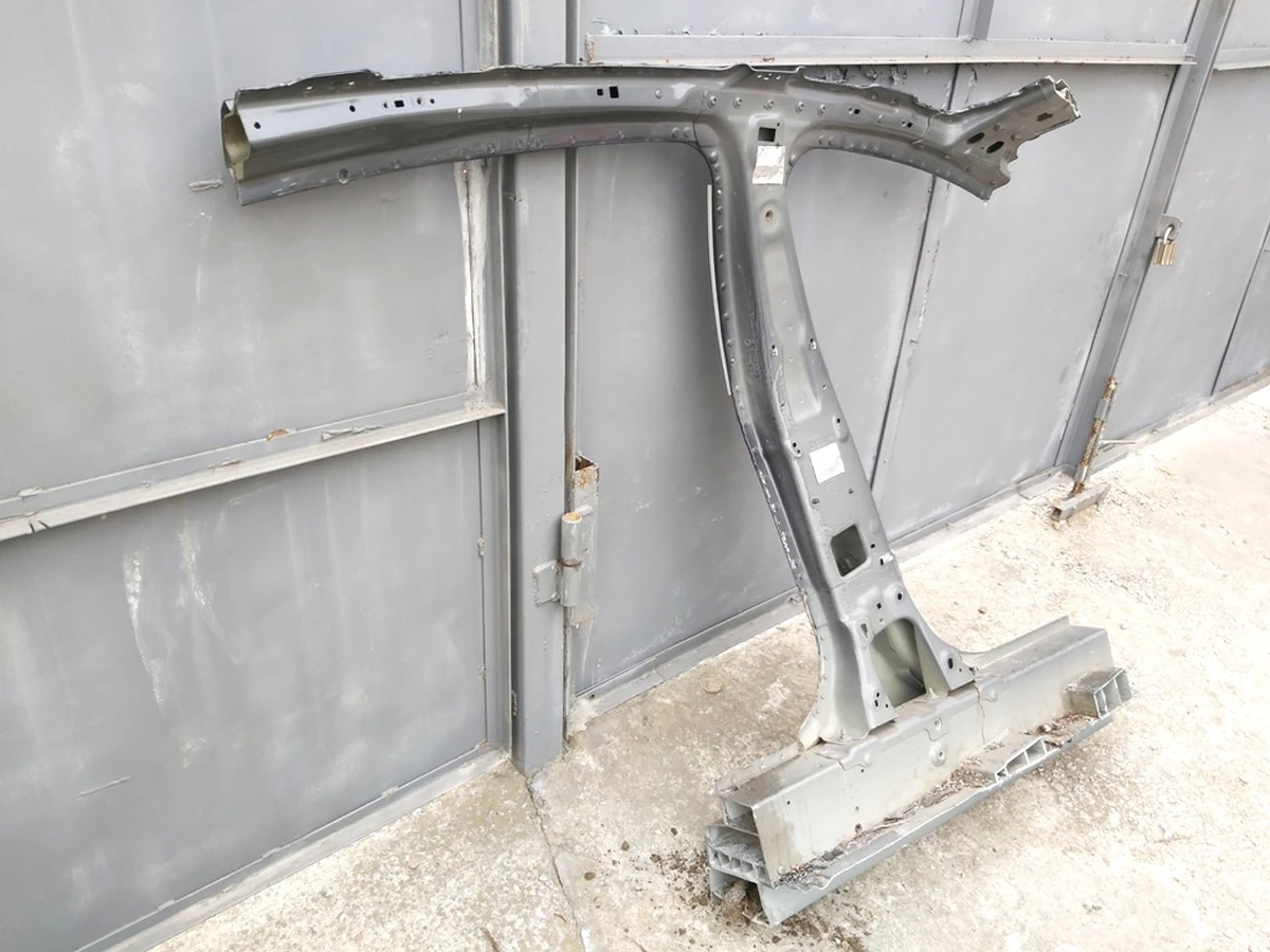 8 Кузовна панель лівої стійки B (середньої) у зборі з частиною порога та панелі панорамного даху з фільонкою Tesla model S REST, model S 1024206-S0-B