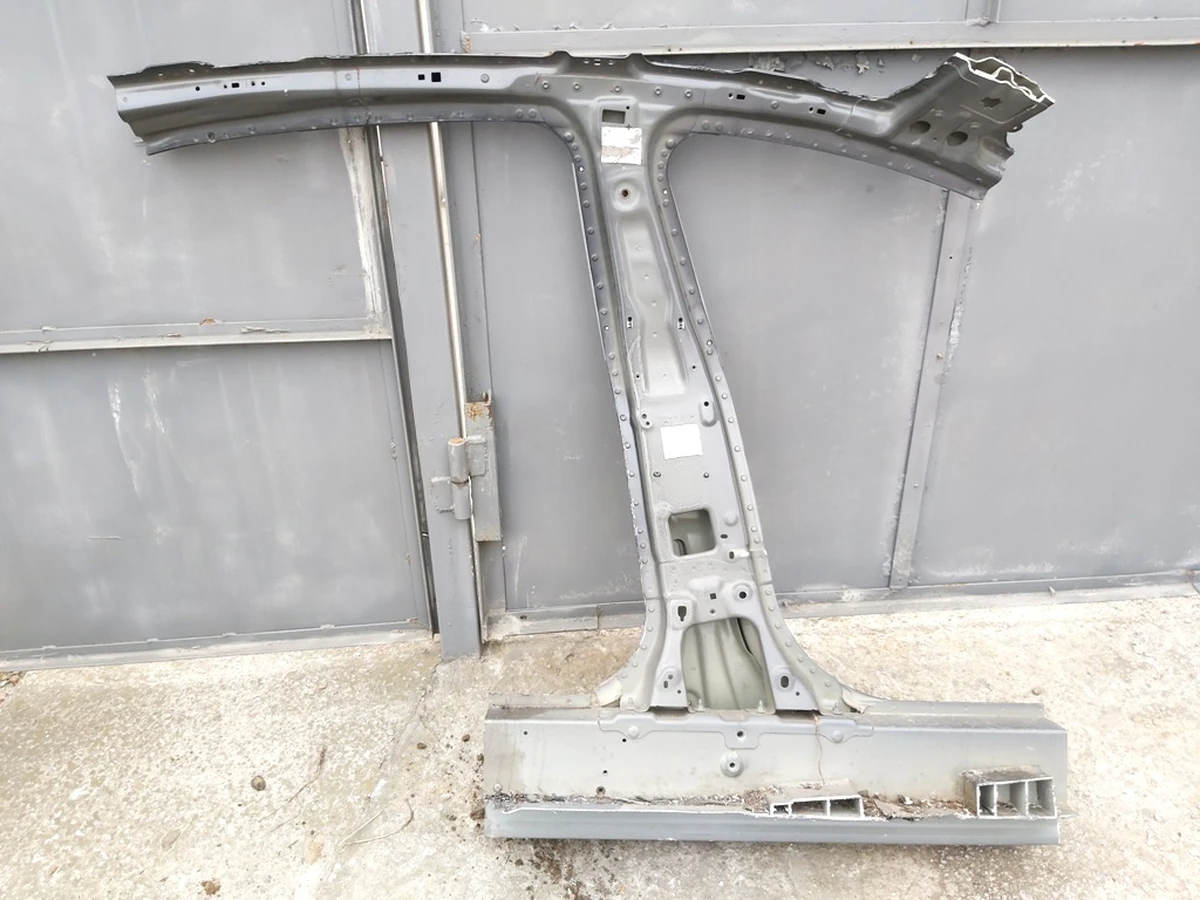 8 Кузовна панель лівої стійки B (середньої) у зборі з частиною порога та панелі панорамного даху з фільонкою Tesla model S REST, model S 1024206-S0-B